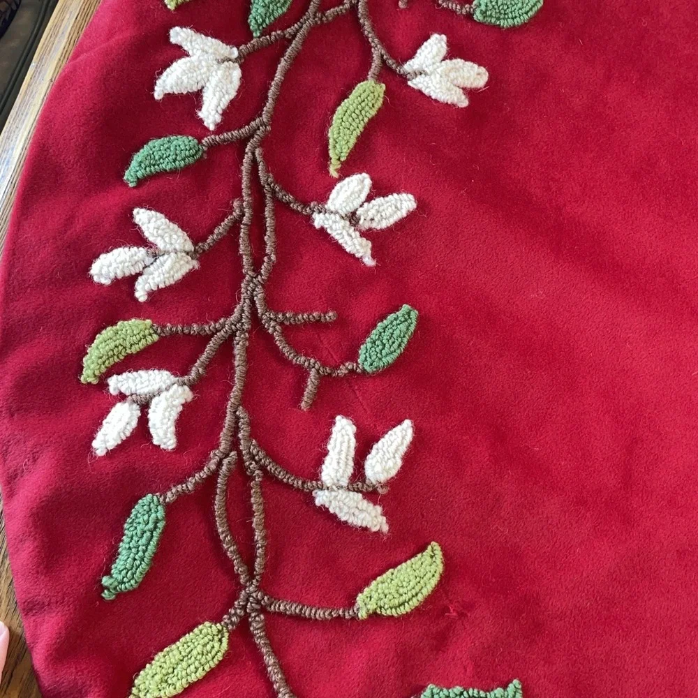 50 BEAUTIFUL Jingles & Joy Tree skirt, looped yarn embroiderybranches and leaves